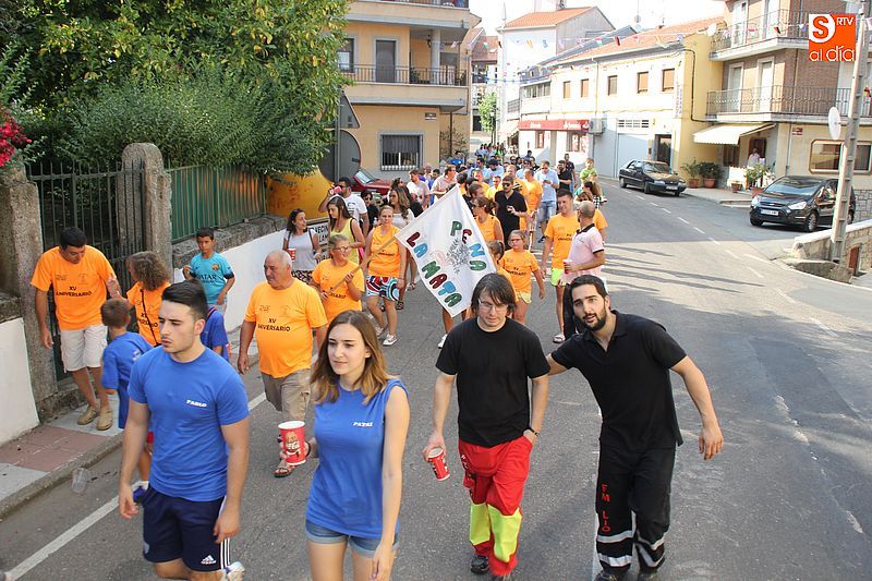Las peñas tiñen de color las calles antes del chupinazo
