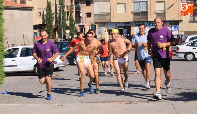 Carrera de obstáculos por las calles de Villamayor. Foto: Alberto Martín