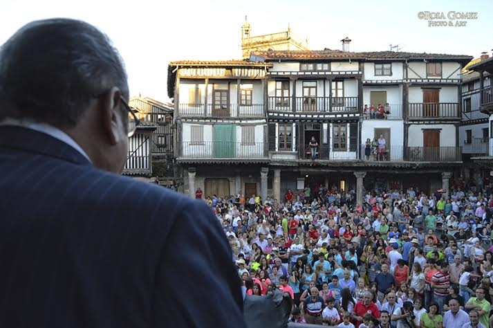 Instante del pregón festivo del pasado año en el balcón del Ayuntamiento albercano. Foto. Rosa Gómez.