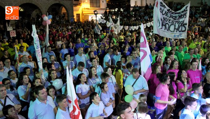 Decenas de peñas participaron en el chupinazo de comienzo de fiestas con el tradicional ¡viva San Roque! / CORRAL