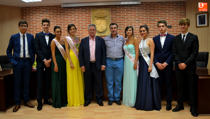 La coronación de las cortes de honor de las fiestas tuvo lugar un año más en el gran escenario situado en la Plaza Mayor