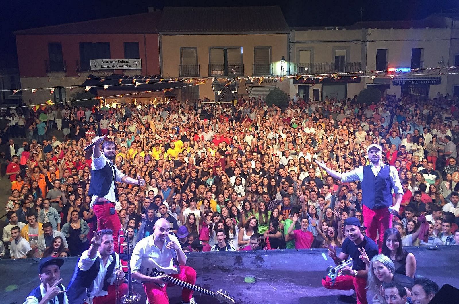 Los cantalpineses posan para SALAMANCArtv AL DÍA y la Orquesta Origen en una noche inolvidable de fiesta