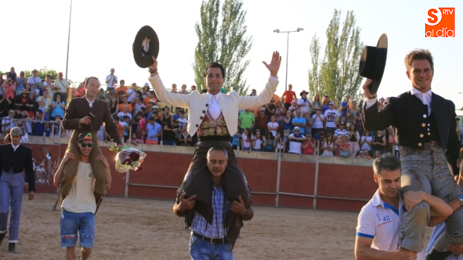 La salida a hombros de los diestros culminó la fiesta / Foto de Alberto Martín