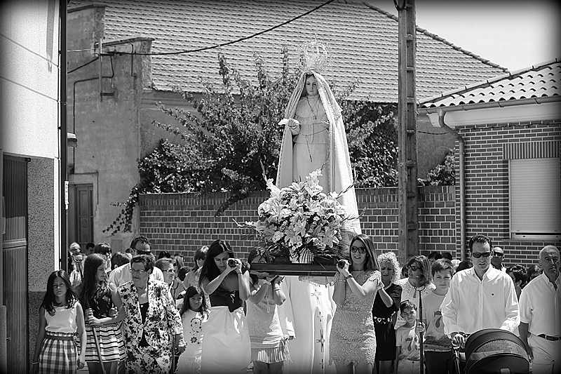 Multitudinaria procesión para arropar a la Madre cantalpinesa