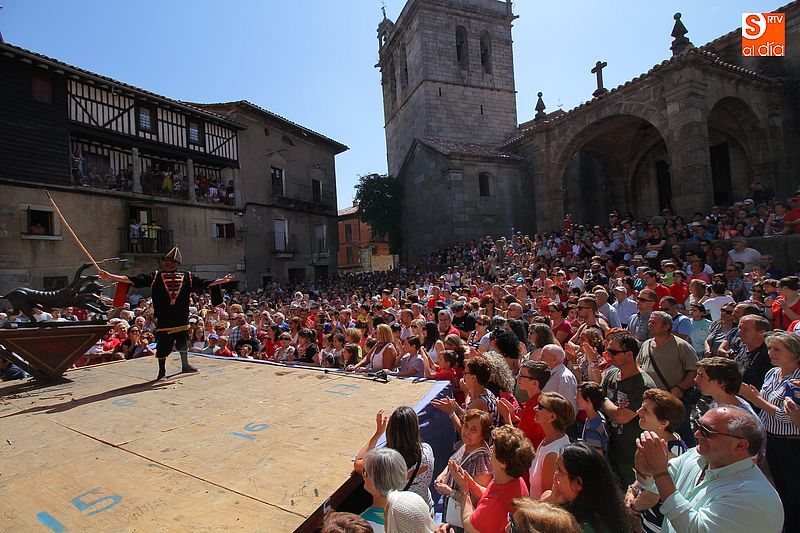 El público observa atento la aparición del demonio en escena.