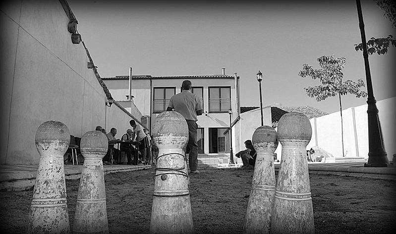 Los bolos en el patio del Centro Cívico Municipal