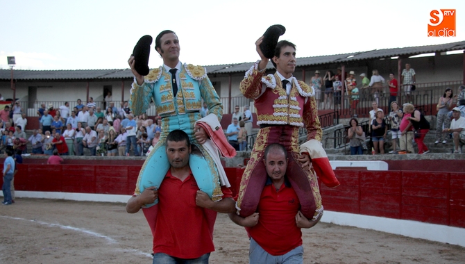 Mora y Fortes saliendo a hombros de la plaza de Vitigudino tras cortar dos orejas cada uno a dos toros de Orive / CORRAL