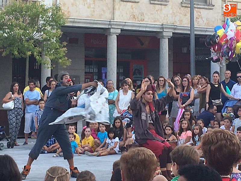 Imaginario Teatro llena la plaza Mayor de mágicas acrobacias