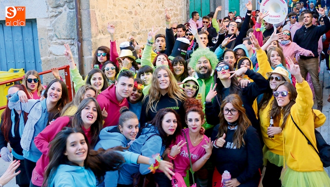 El ambiente de las peñas de Aldeadávila es todo un espectáculo a cualquier hora del día de la noche / CORRAL
