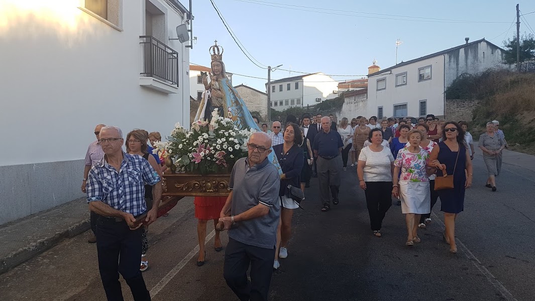 Los vecinos portaron la imagen de la Virgen de la Yedra.