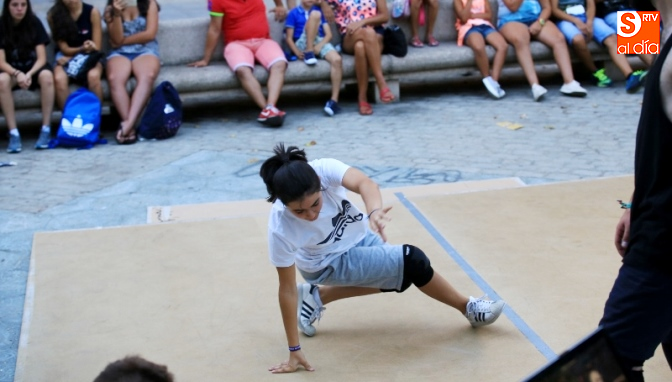 Las piruetas del break dance agradaron al públco / Foto de Alberto Martín