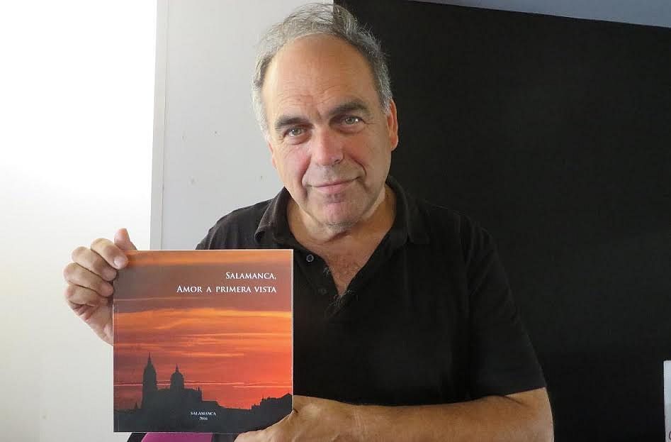 El fotógrafo José Amador Martín, con su antología | Fotografía: Jacqueline Alencar