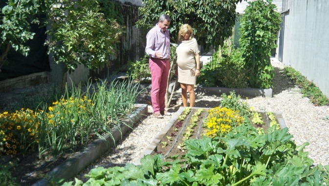 Alumnos del programa Empleo Verde remodelan el jardín de la Escuela de Hostelería