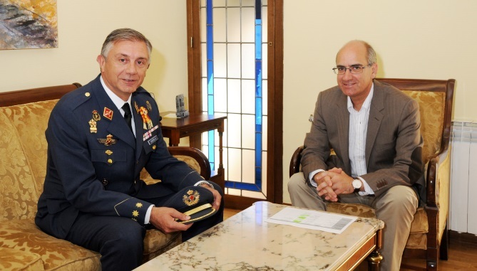 El nuevo coronel jefe de la Base Aérea de Matacán visita la Diputación