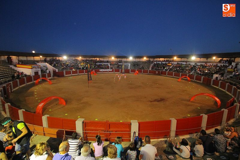 La villa presencia un accidentado pero solidario espectáculo de drones