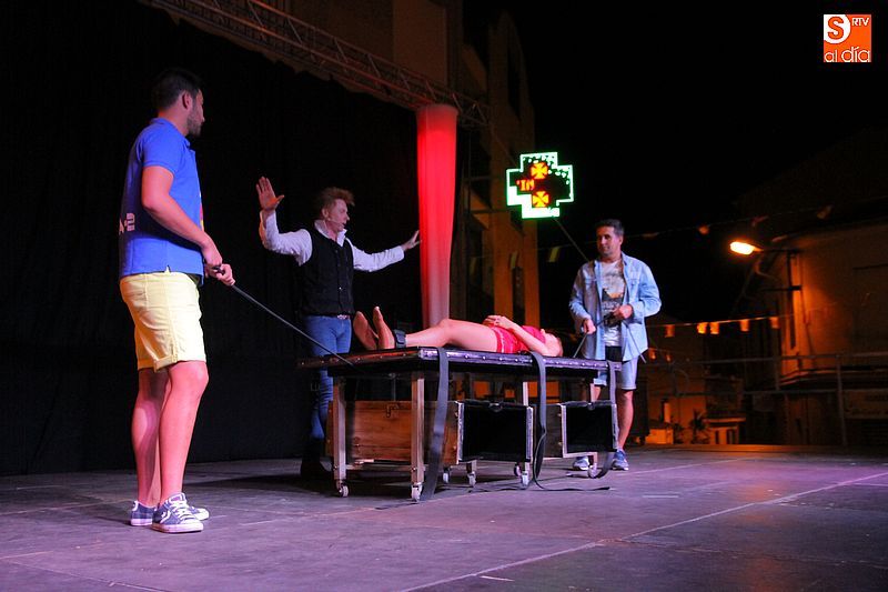 Yunke llena la villa de diversión por arte de magia