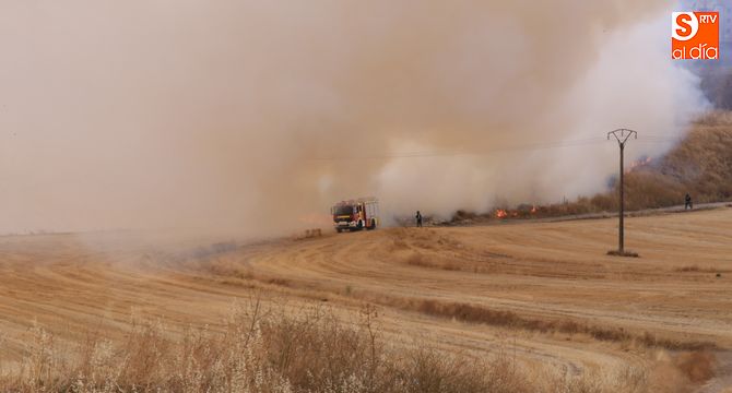 Los Bomberos sofocan un incendio en un terreno de pasto próximo al Montessori