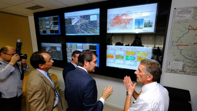 El consejero de Fomento y Medio Ambiente, Juan Carlos Suárez-Quiñones, ha visitado el Centro Provincial de Mando de incendios, en Soria