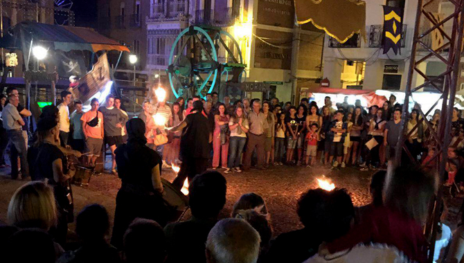 Un improvisado espectáculo de teatro y fuego cerraron las primeras horas de actividad comercial del Mercado Barroco