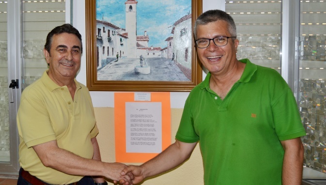 Ángel Benito y José María Manzano junto a una de sus obras