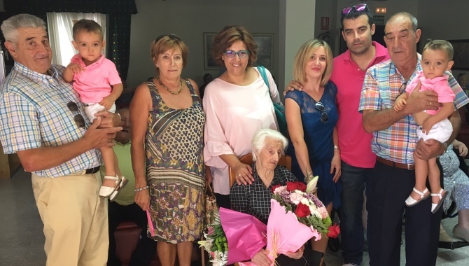 La centenaria Tomasa Alonso, rodeada de su familia en la residencia Arapiles