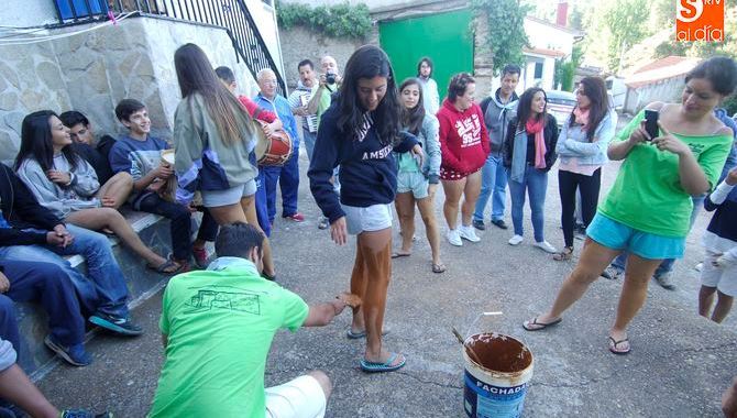 Una de las mozas de Vegas es pintada ante la expectación de los demás jóvenes/ Foto: Adrián Martín