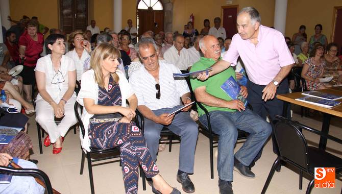 Juan Arroyo entregó un ejemplar de la revista a cada diputado provincial / REP. GRÁFICO: MANUEL NICOLÁS BOGAZ