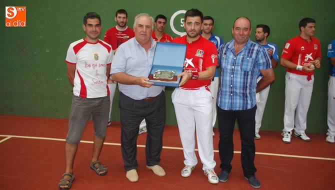 El alcalde hacía entrega a Berasaluze II de una placa en recuerdo de su paso por Sardón de los Frailes