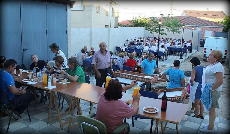 El salón principal y el patio del Centro Cívico se llenaron en la fiesta-cena de los mayores