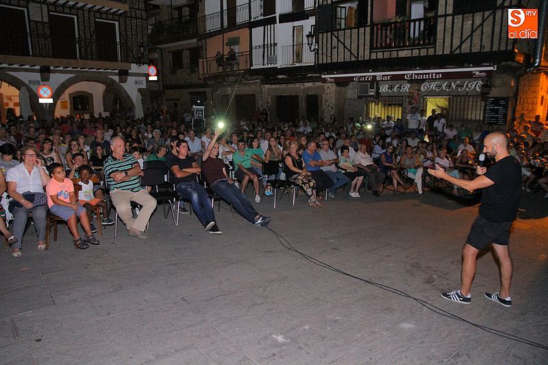 Alain Hernández dedicó unas palabras a los vecinos antes de la película.