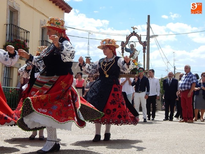 Bailes en honor a San Bartolomé en Golpejas