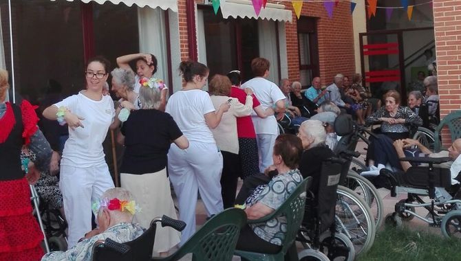 Los residentes bailaron y disfrutaron a lo grande