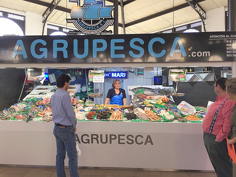 El puesto de Agrupesca en el Mercado Central, todo un referente para la buena mesa
