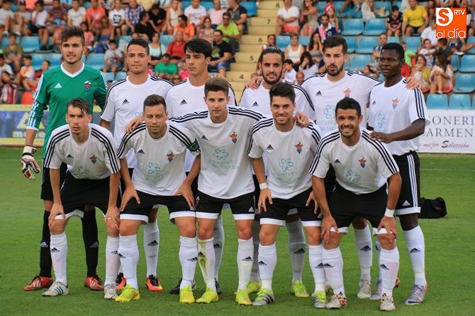 El once inicial del Salmantino posa en su partido de presentación en el Helmántico. Fotos: Alberto Martín.