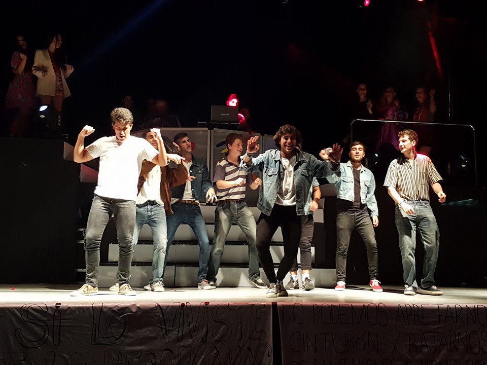 Jóvenes y niños disfrutaron en el concurso de play back. Fotos: Ayto. Ledrada.