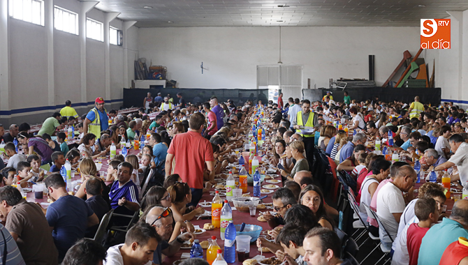 Una caldereta popular ha vuelto a reunir a los vecinos de Villares. Foto: Alejandro López