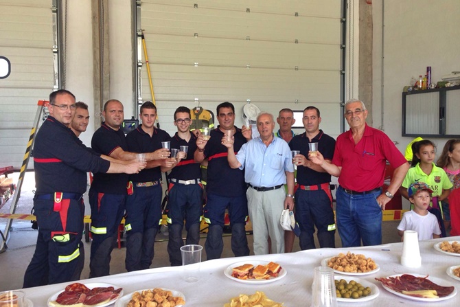 Bomberos voluntarios de Ledesma y representantes del Ayuntamiento, en la jornada de puertas abiertas