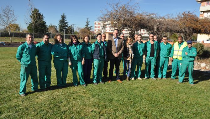 Una de las visitas del alcalde y la concejala a los alumnos del programa formativo Empleo Verde