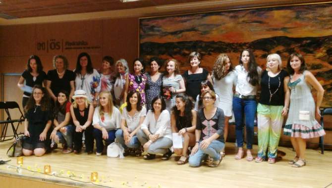 Foto de grupo de todas las poetas y la cantautora