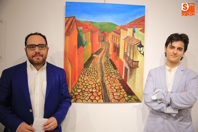 El concejal de Juventud, Daniel Llanos, junto al artista Juan Alejandro González