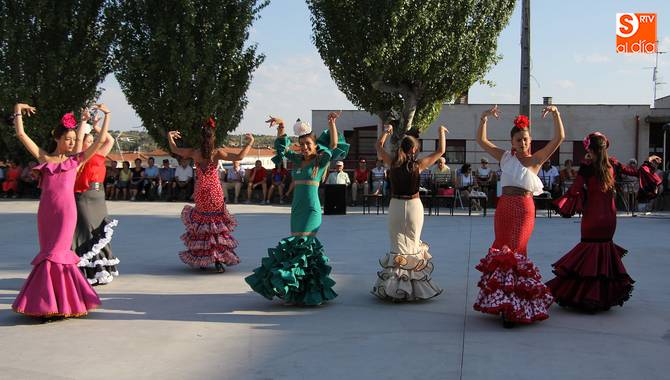 Las sevillanas de Pasión y Baile le dieron un toque de alegría al inicio de las fiestas / CORRAL