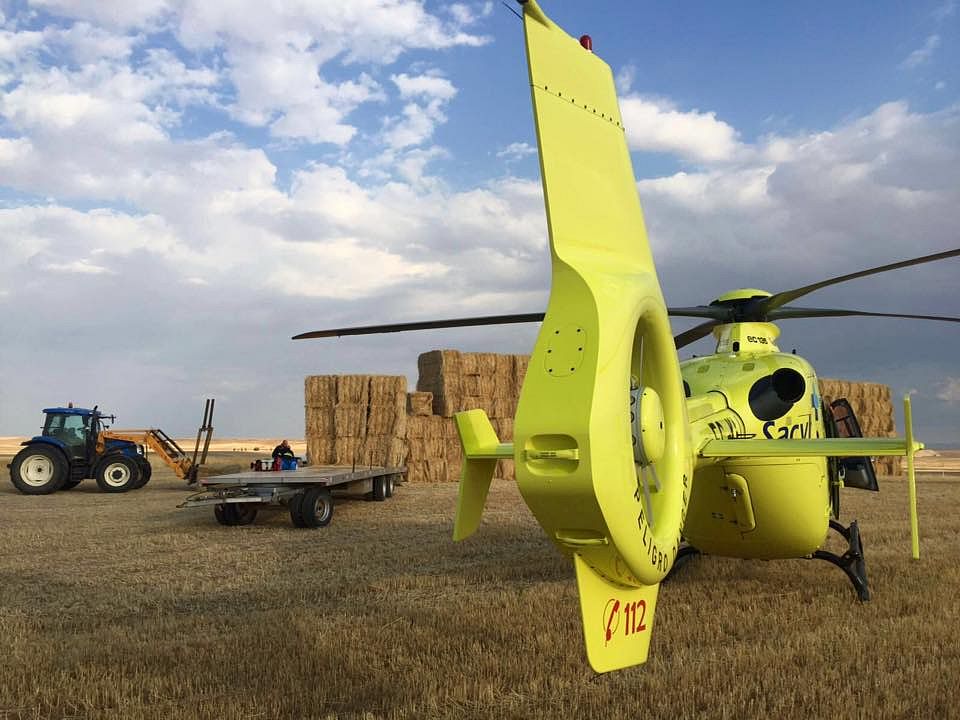 Momento en el que el personal sanitario del helicóptero del SACYL intentaba reanimar al agricultor