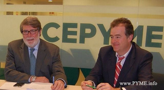 El presidente de CONFAES, Juan Manuel Gómez, junto al presidente de CECALE, Santiago Aparicio.