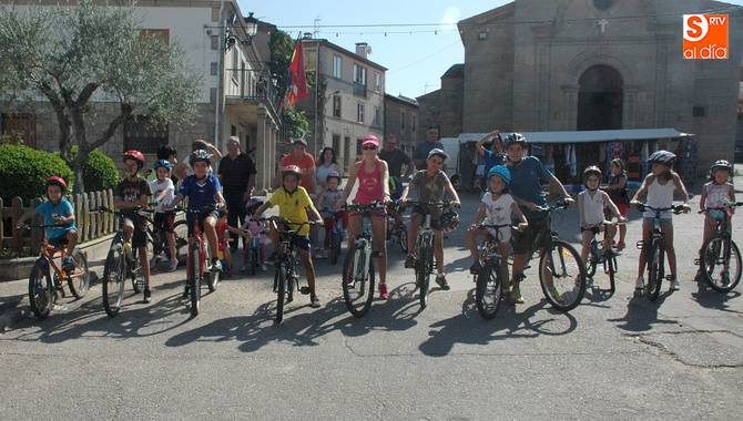 Pequeños y mayores se sumaron a esta acción solidaria promovida por el Ayuntamiento a favor de la AECC