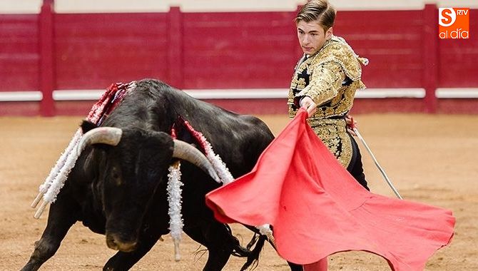 Alejandro Mora, en un lance de una novillada