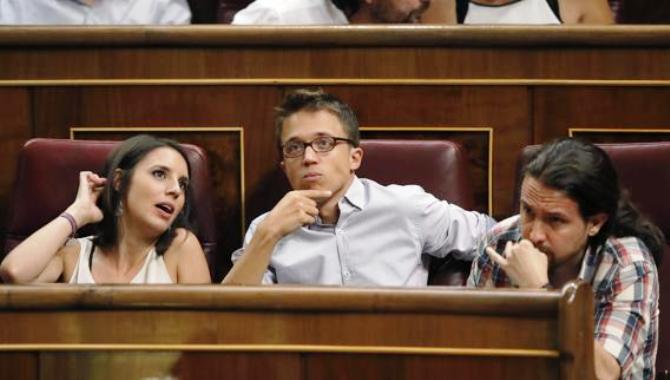 El líder de Podemos, Pablo Iglesias, junto al portavoz Íñigo Errejón y la portavoz adjunta Irene Montero
