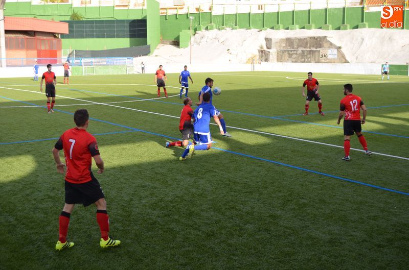 Una jugada entre los conjuntos del Béjar y Salmantino en Mario Emilio