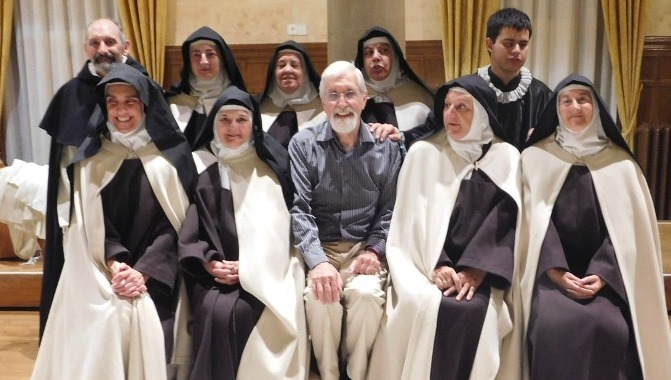 Denis Rafter, autor de la obra, junto al grupo de teatro Lazarillo de Tormes