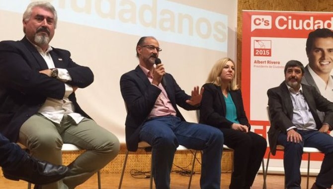 Luis Fuentes, en el centro, portavoz de Ciudadanos en las Cortes regionales
