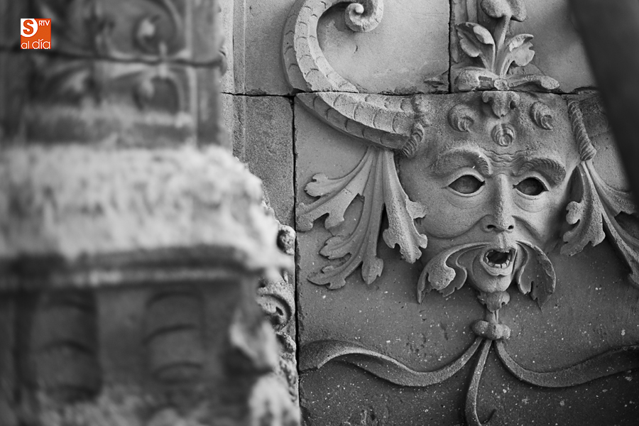 Las obras de restauración de la fachada principal del edificio histórico ya han comenzado (Foto de Álex López)